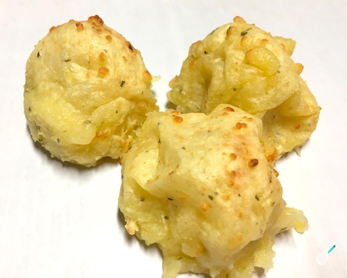 Receita de Bolinho de mandioca recheado e assado