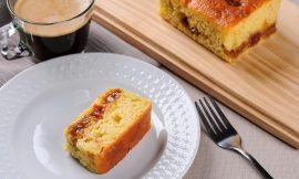 Bolo de Iogurte Recheado com Goiabada