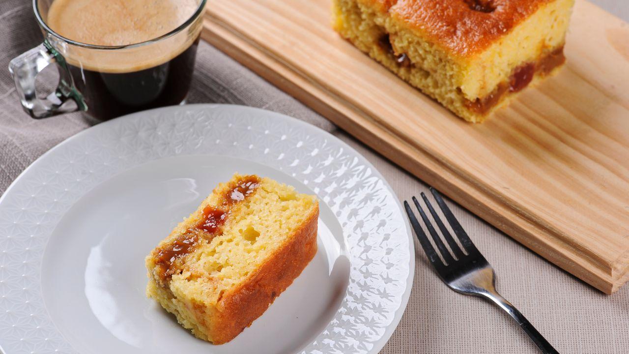 Bolo de Iogurte Recheado com Goiabada Bolo de Iogurte Recheado com Goiabada