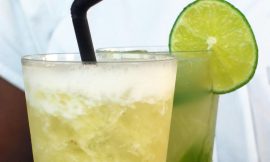 Caipirinha de saquê com limão