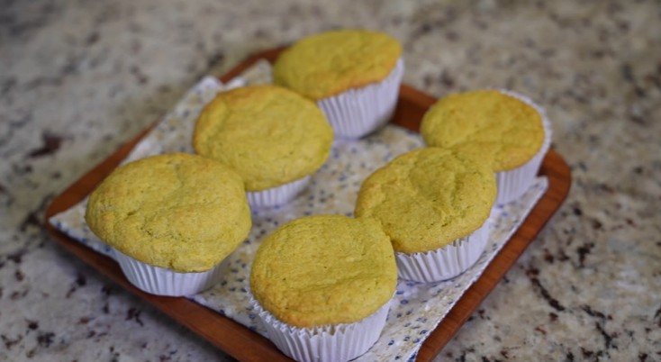 Muffins de Milho Recheados com Frango Cremoso