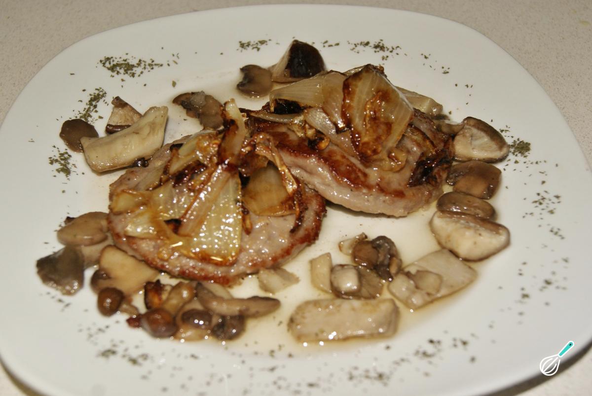 Receita de Hambúrgueres com cogumelos e cebolas caramelizadas Receita de Hambúrgueres com cogumelos e cebolas caramelizadas