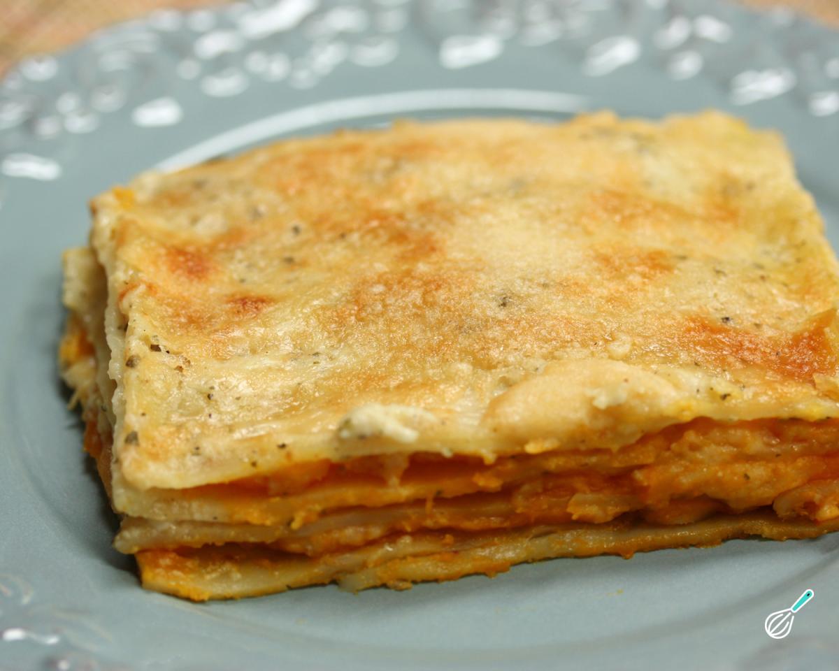 Receita de Lasanha de frango com presunto, queijo e molho vermelho Receita de Lasanha de frango com presunto, queijo e molho vermelho