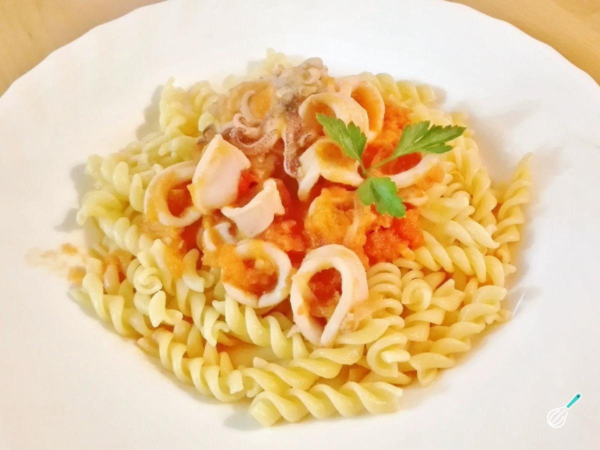Receita de Lula ao molho de tomate fácil e rápida Receita de Lula ao molho de tomate fácil e rápida