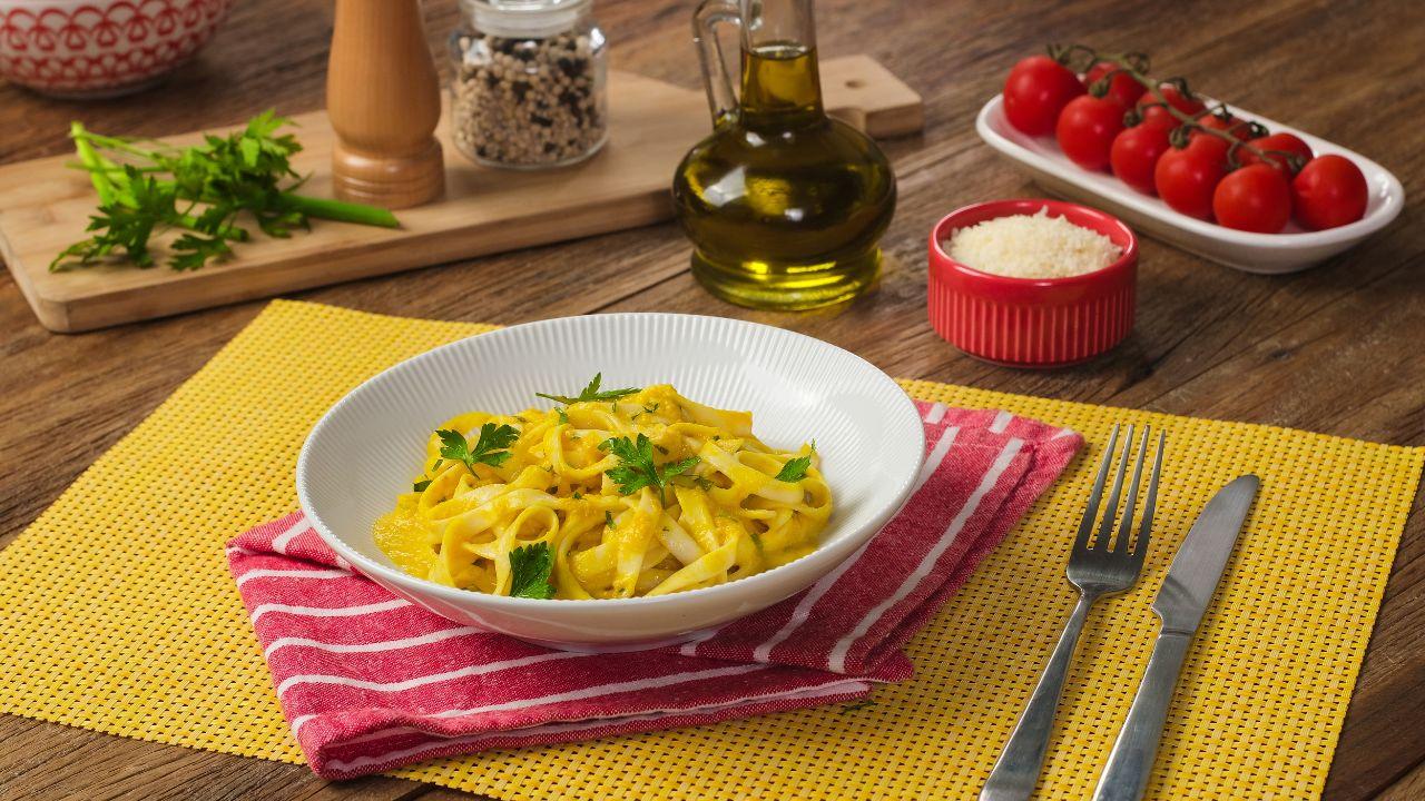 Macarrão Cremoso com Molho de Abóbora Macarrão Cremoso com Molho de Abóbora