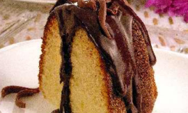 Bolo de Mel com Chocolate Fofinho e Cobertura Irresistível