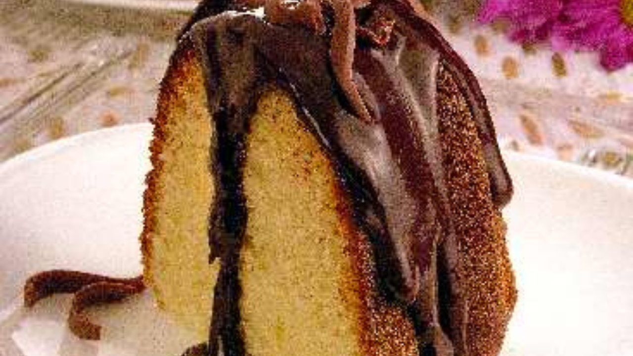 Bolo de Mel com Chocolate Fofinho e Cobertura Irresistível