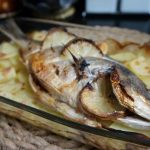 Peixe Assado na Cerveja com Batatas Suculento e Fácil