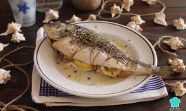 Peixe Inteiro Assado no Forno Rápido e Saudável Peixe Inteiro Assado no Forno Rápido e Saudável