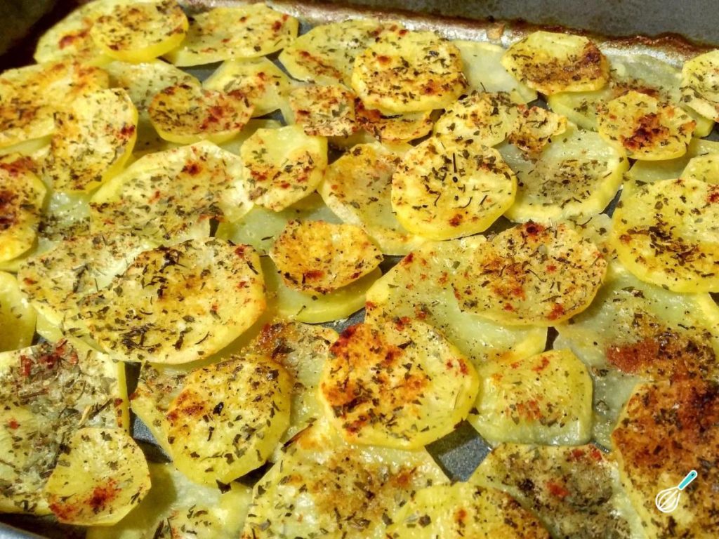 Batata ao Forno com Ervas Crocante e Fácil Batata ao Forno com Ervas Crocante e Fácil