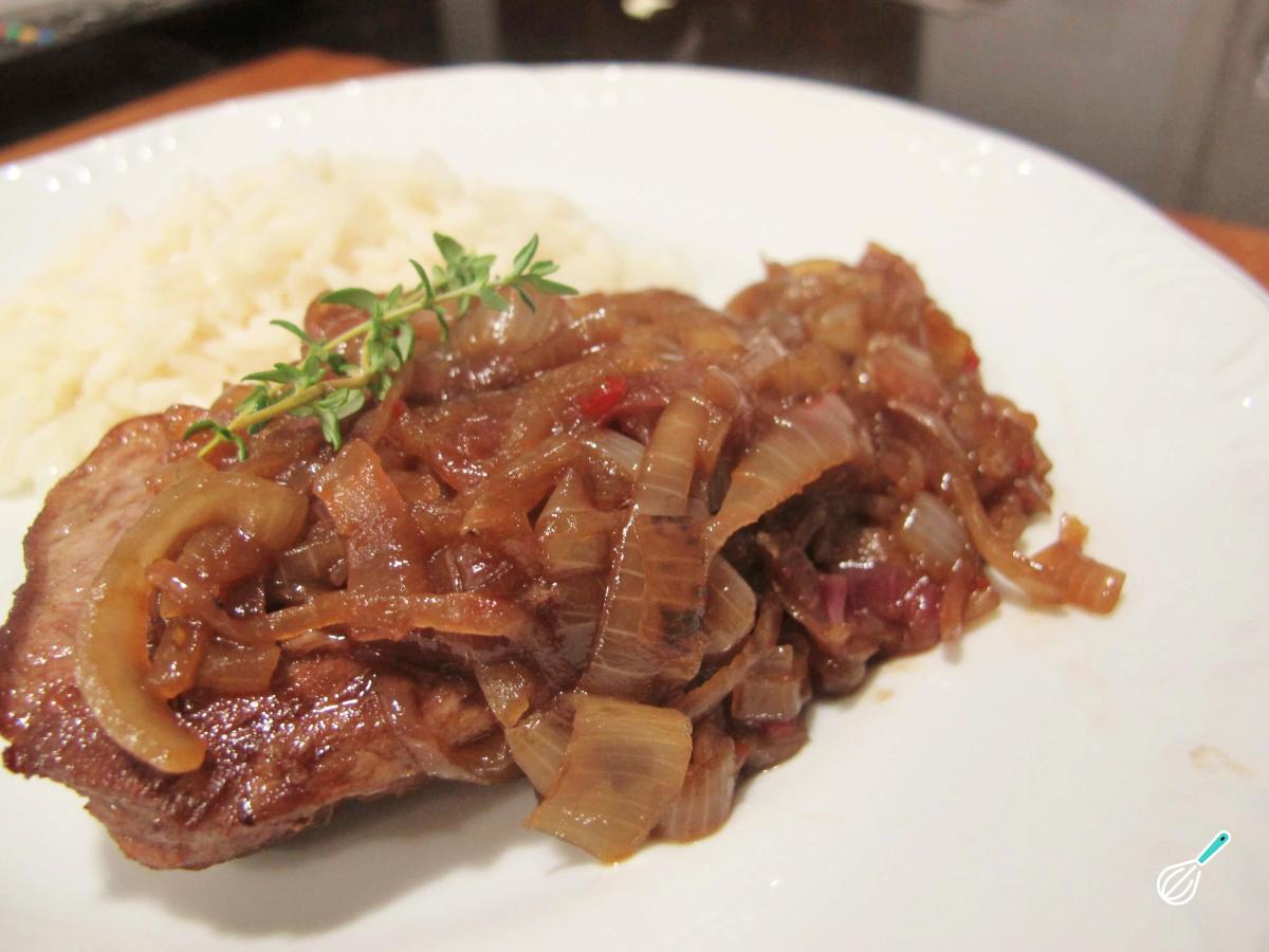 Bife de Panela Acebolado Suculento e Fácil