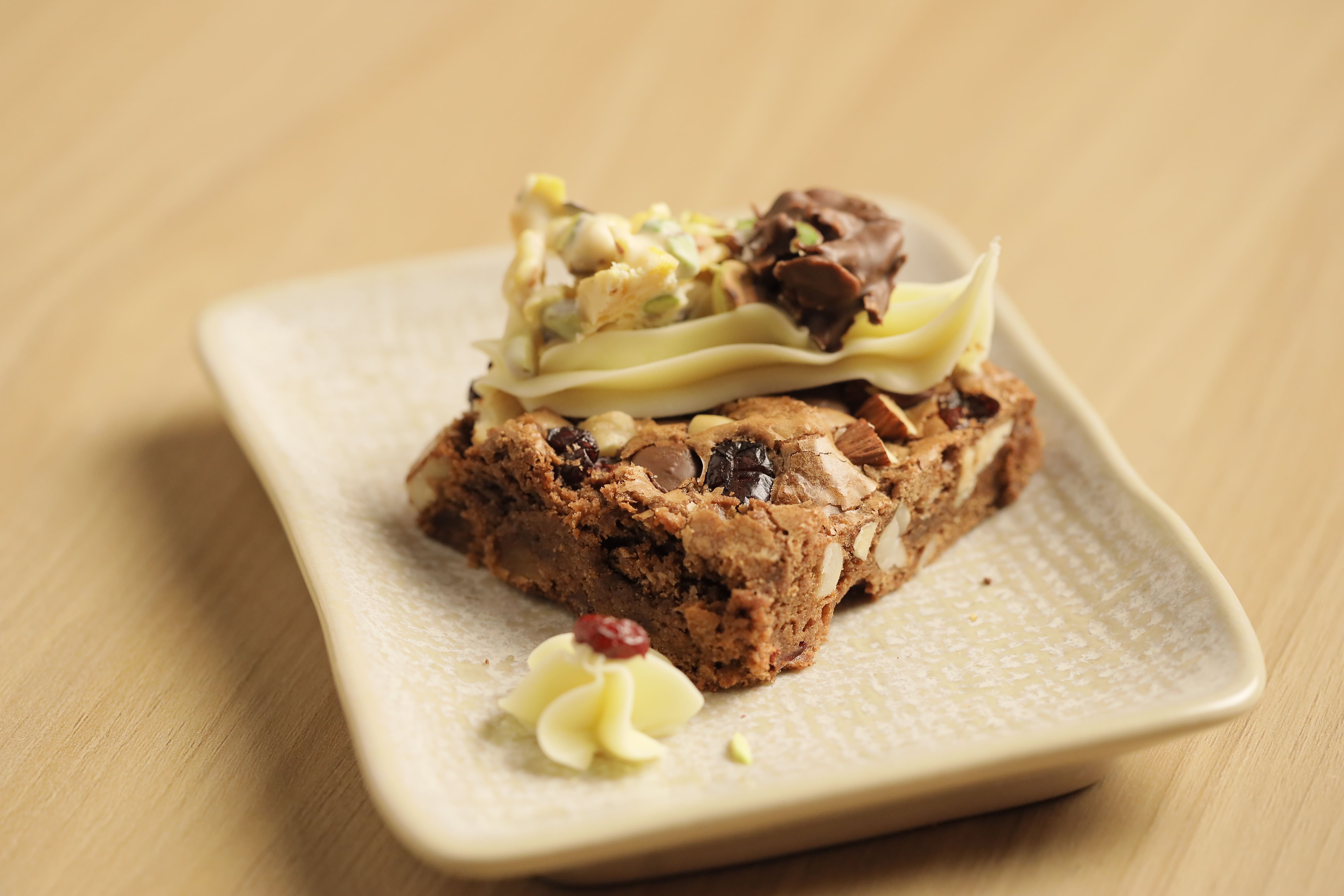 Brownie com Frutas Secas e Ganache de Chocolate Branco Brownie com Frutas Secas e Ganache de Chocolate Branco
