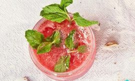 Caipirinha de morango com limão
