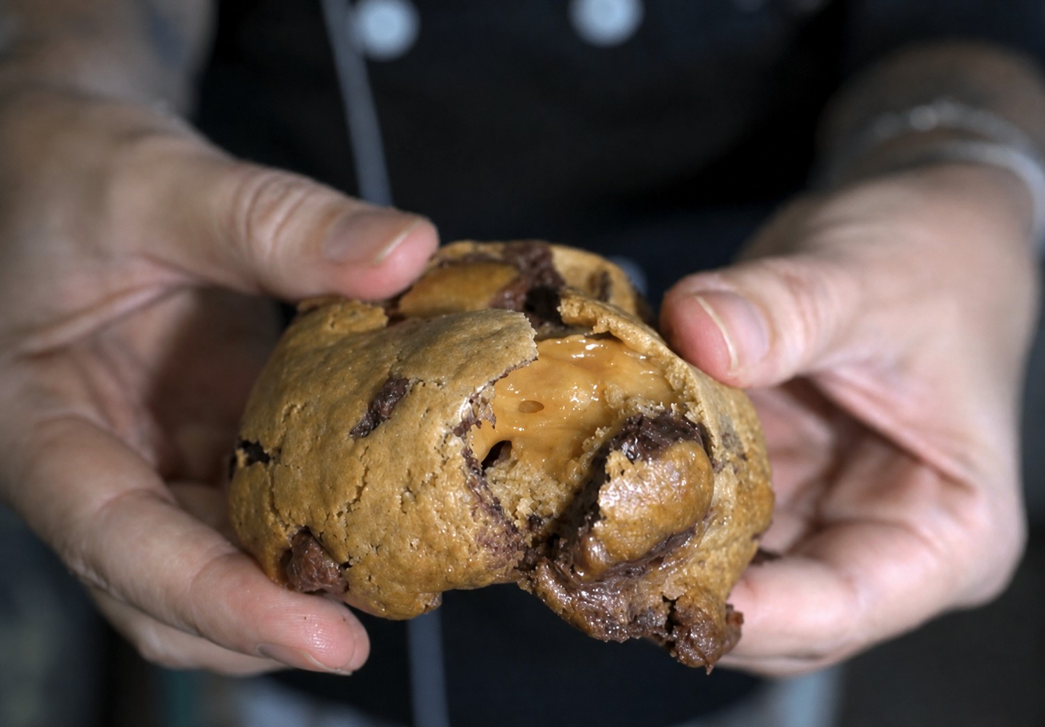 Cookie Recheado Caju, Chocolate e Caramelo Salgado