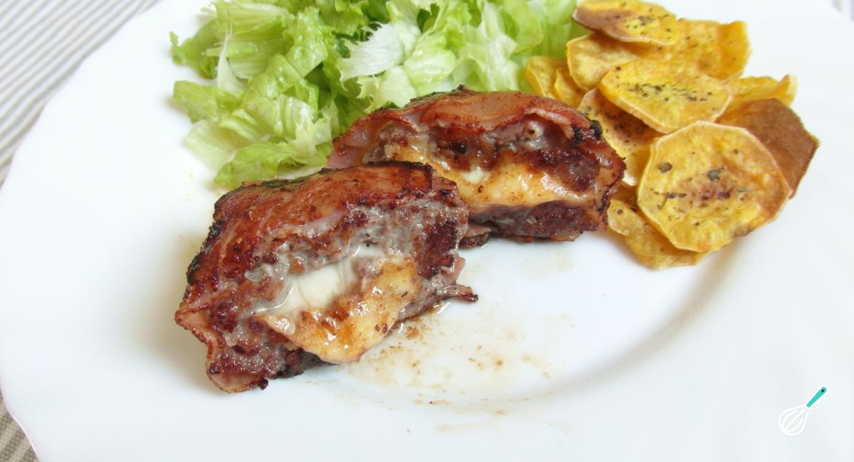 Hambúrguer Recheado com Queijo e Bacon