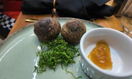 Bolinho de Feijoada Crocante com Couve e Pimenta