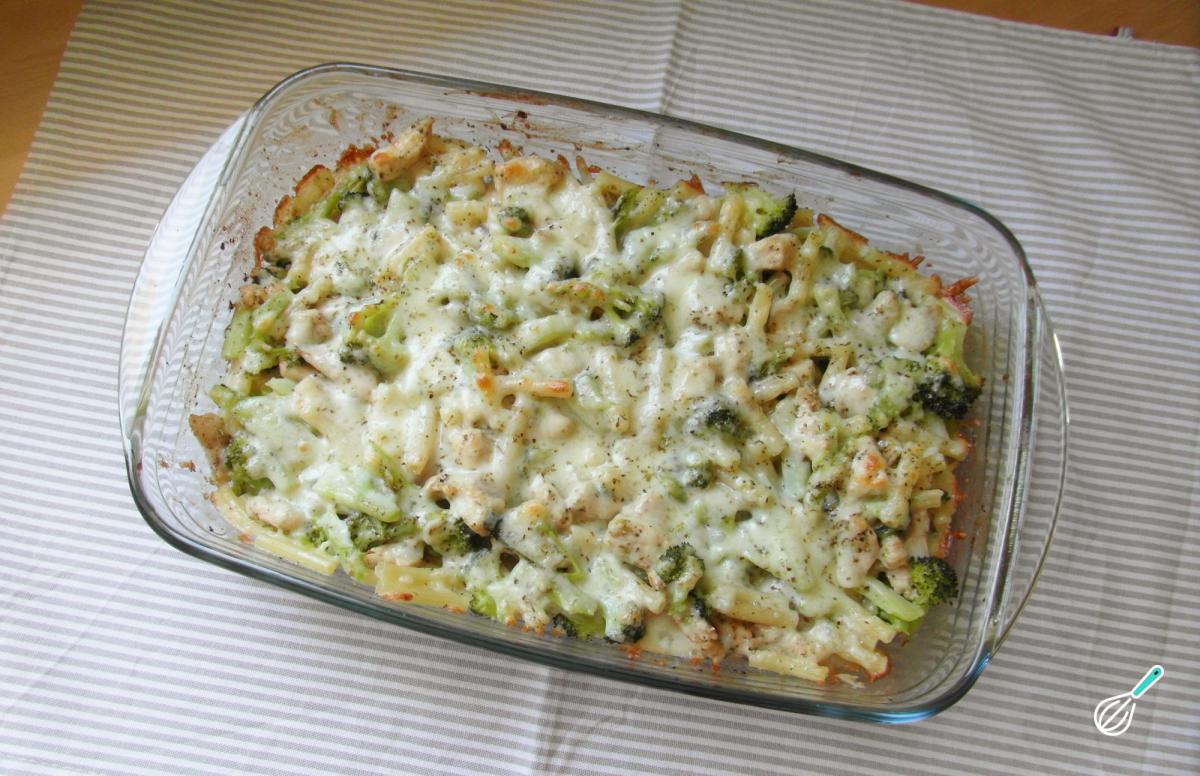 Macarrão com Frango e Brócolis Gratinado Fácil