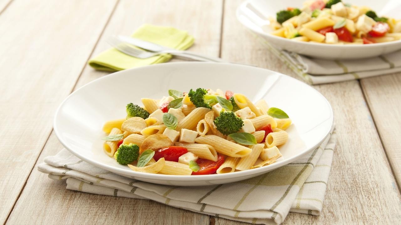 Penne Colorido: Queijo Minas e Brócolis. Sem Molho!