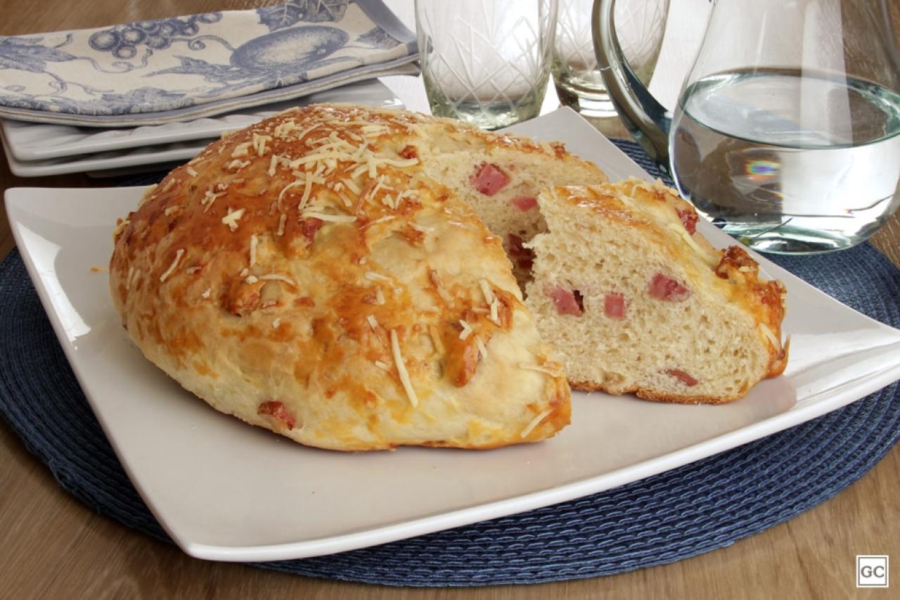 Pão de Calabresa com Queijo: O Segredo da Massa que Derrete