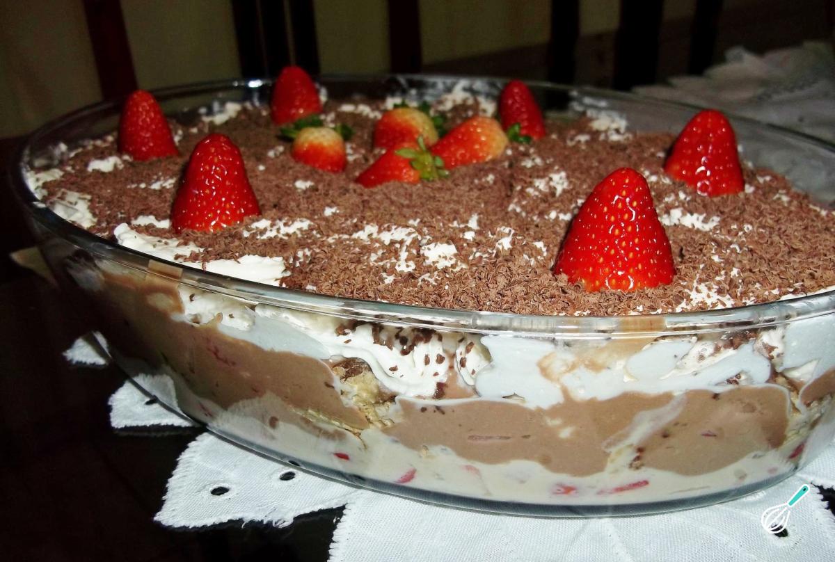 Receita de Pavê de chocolate com morango e chantilly Receita de Pavê de chocolate com morango e chantilly