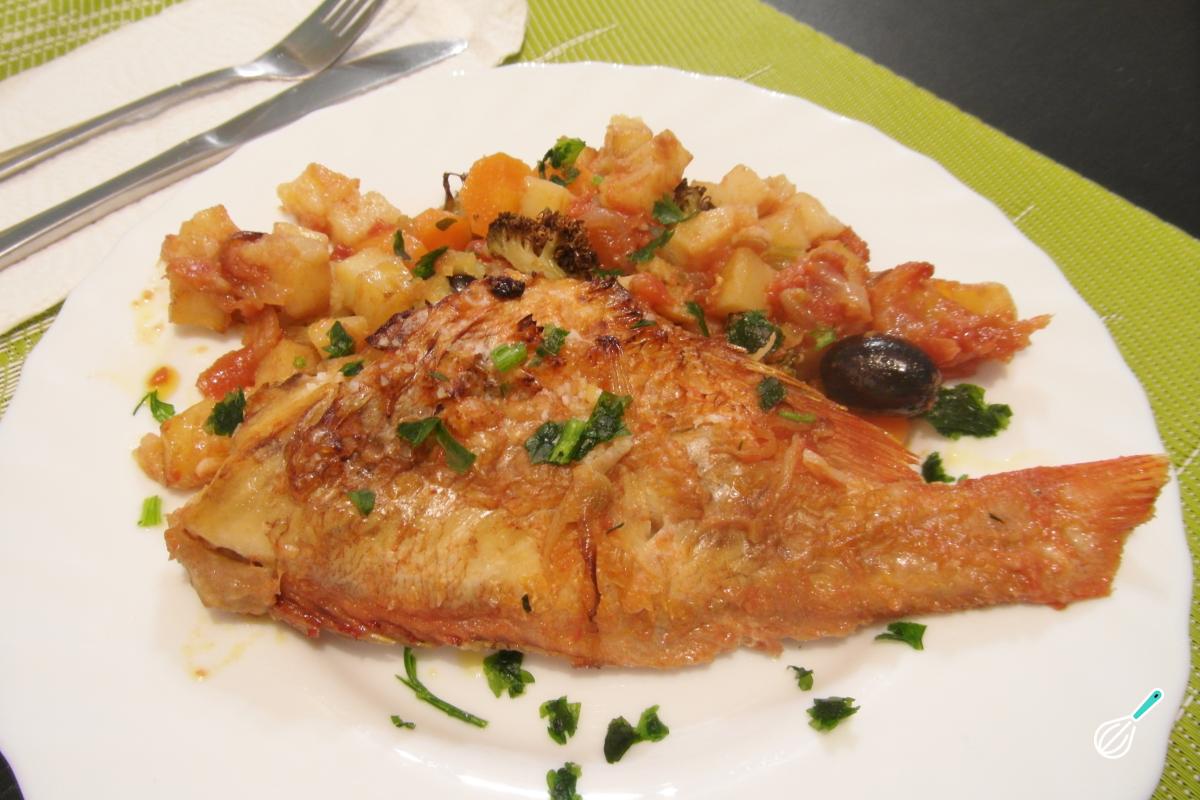 Peixe Vermelho no Forno com Legumes Suculento