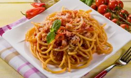 Spaghetti Amatriciana com Frango Fácil e Rápido