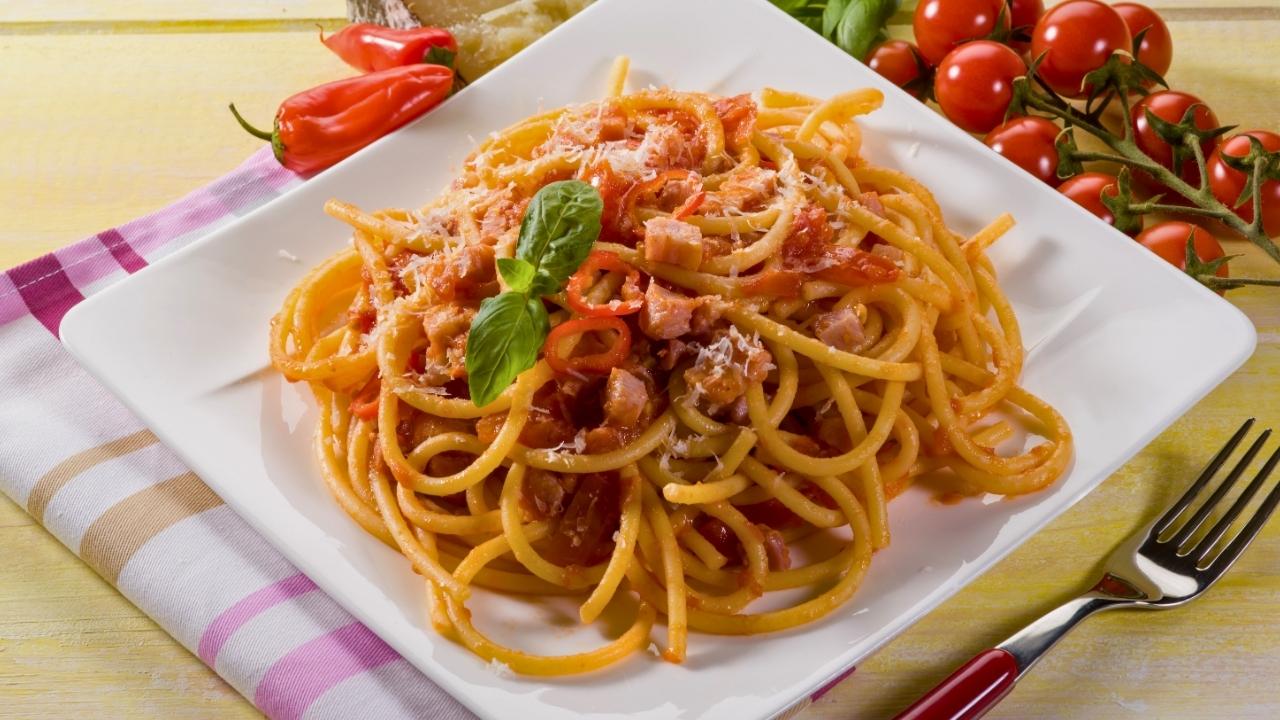 Spaghetti Amatriciana com Frango Fácil e Rápido Spaghetti Amatriciana com Frango Fácil e Rápido