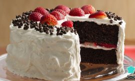 Bolo de Chocolate com Morango Fofinho e Irresistível