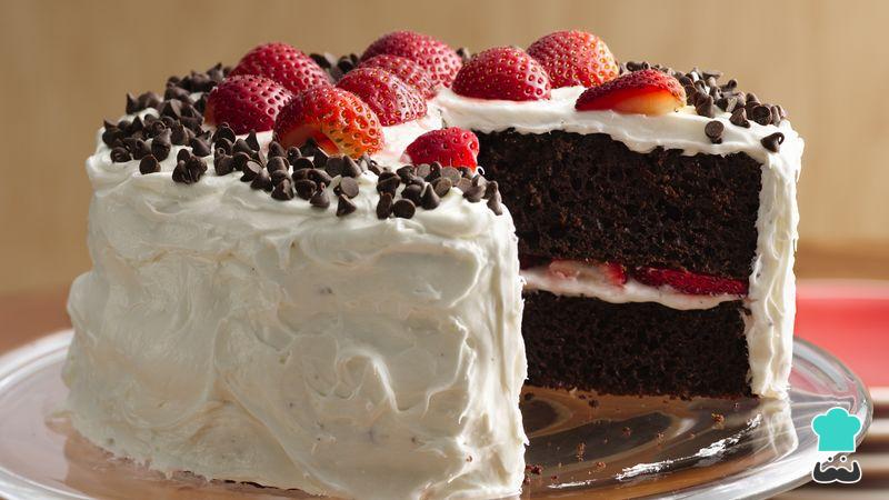 Bolo de Chocolate com Morango Fofinho e Irresistível
