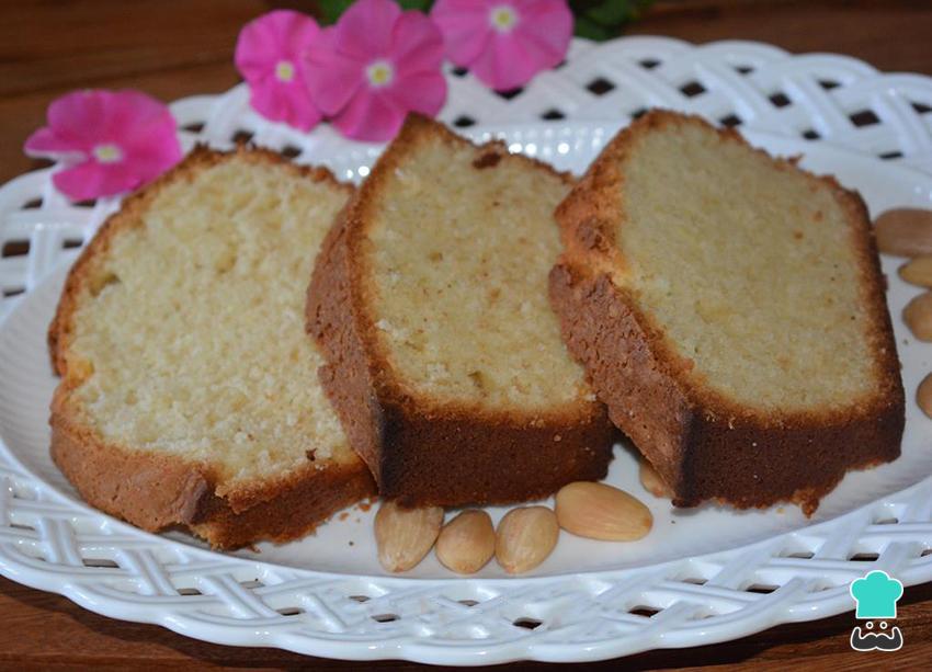 Bolo de Iogurte com Amêndoas Fofinho e Fácil