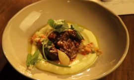 Carne de Panela Cítrica com Creme de Mandioca