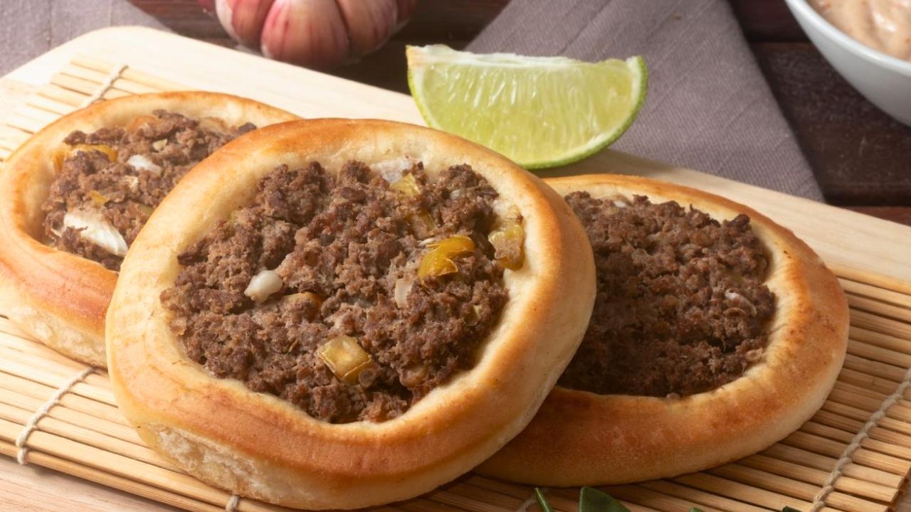 Esfiha Aberta de Carne c/ Catupiry: Fácil e Perfeita Esfiha Aberta de Carne c/ Catupiry: Fácil e Perfeita