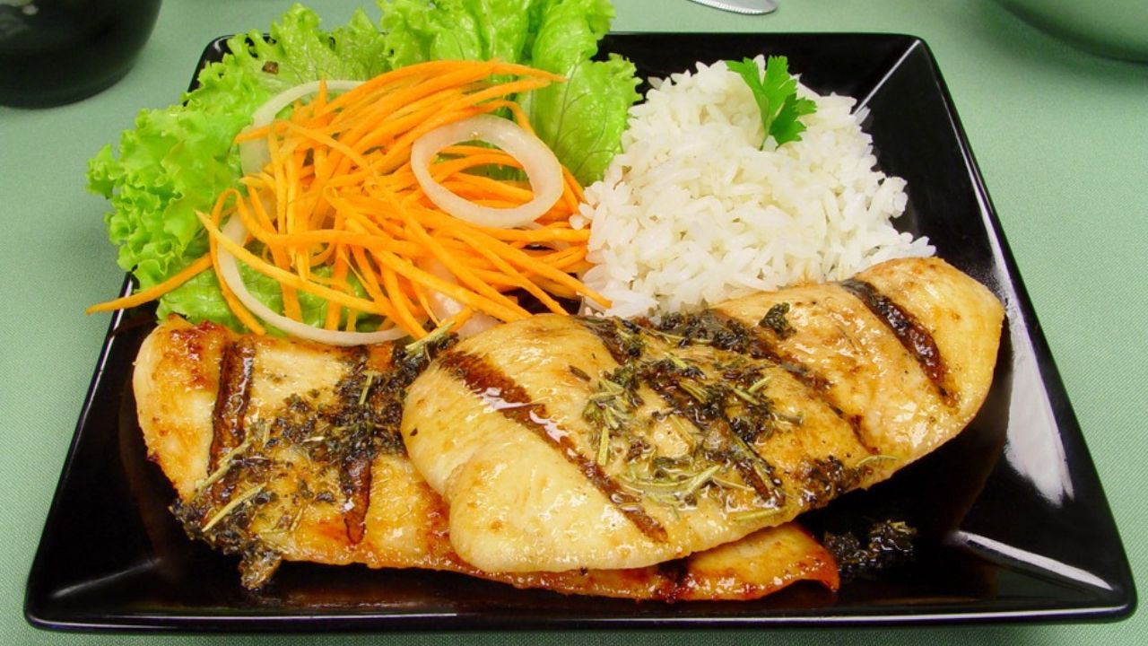 Filé de Frango com Manteiga de Ervas: Sabor e Praticidade Filé de Frango com Manteiga de Ervas: Sabor e Praticidade