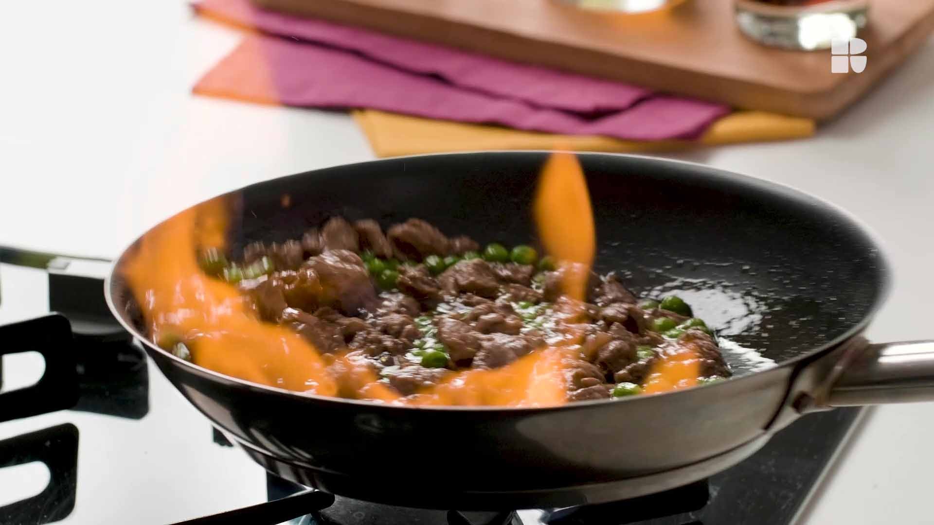 Como flambar carne: técnica francesa para mais sabor Como flambar carne: técnica francesa para mais sabor
