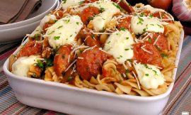 Macarrão na Pressão Cremoso com Calabresa e Requeijão