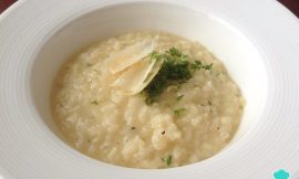 Risoto de Parmesão Cremoso e Fácil Risoto de Parmesão Cremoso e Fácil