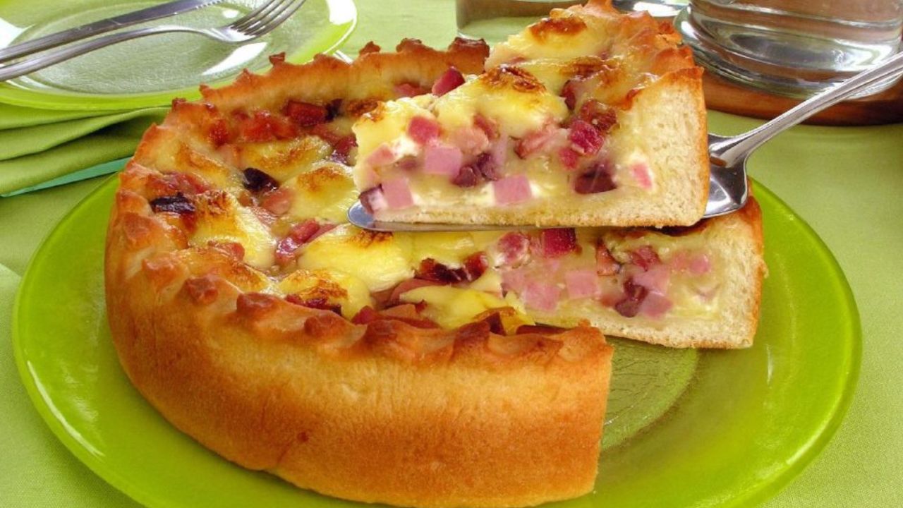 Torta Salgada Aberta de Presunto e Queijo Suculenta Torta Salgada Aberta de Presunto e Queijo Suculenta