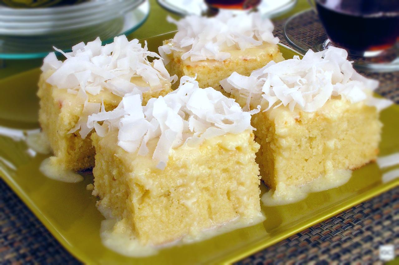 Bolo de Coco com Cocada Mole: O Segredo da Massa Super Úmida Bolo de Coco com Cocada Mole: O Segredo da Massa Super Úmida