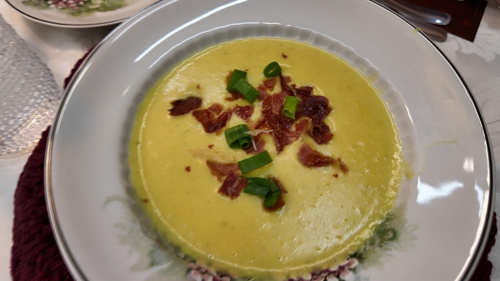 Sopa Cremosa de Batata e Alho-Poró com Pão Caseiro