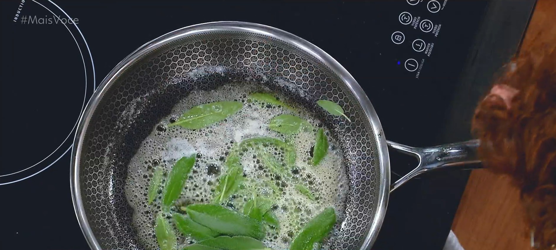 Arroz com Cogumelos: O Segredo da Manteiga de Sálvia Crocante