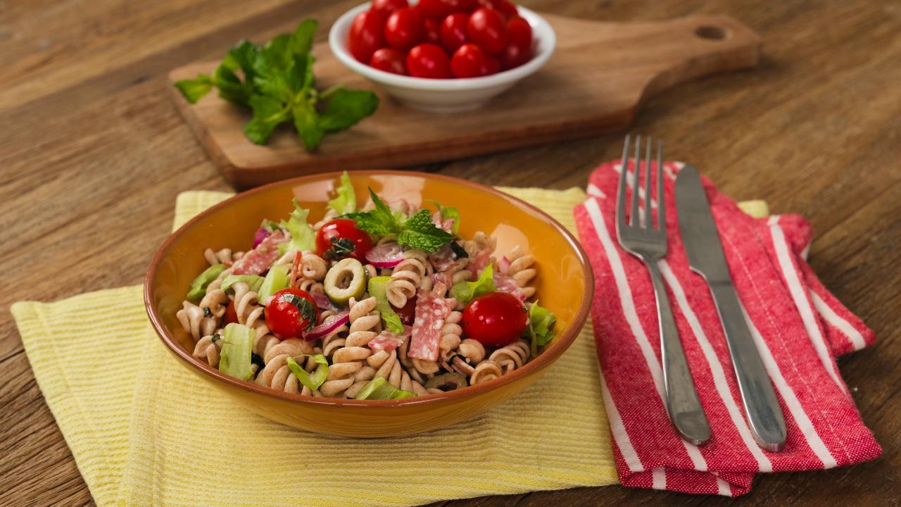 Salada de Macarrão Refrescante: O Segredo do Molho de Hortelã