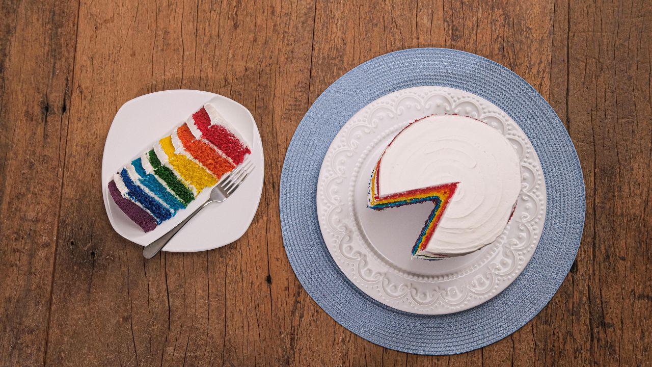 Bolo Arco-Íris: aprenda uma receita divertida e colorida